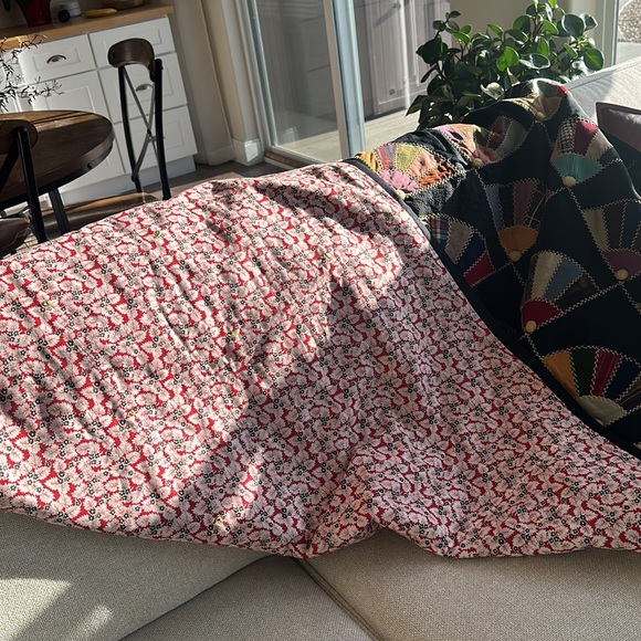 Beautiful hand sewn quilt. Every part is hand sewn including the binding. - Picture 12 of 14